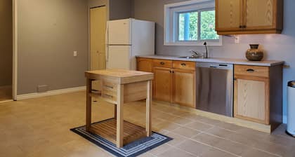 Family and pet friendly suite 5 minute walk to the lake