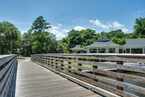 Property grounds - Golf Views Family Villa w/ Deck&BBQ, Complex Pool/Courts, Bikes (Hilton Head Island)
