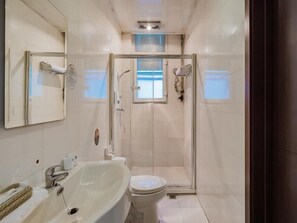 Kostenlose Toilettenartikel, Haartrockner, Hausschuhe