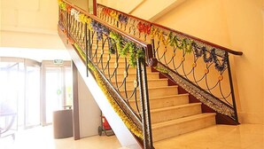 A staircase with ornate metal railings and floral decorations. - Greentree Inn Beijing Yuegezhuang Hotel (Beijing)