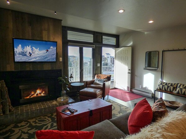 TV, fireplace - ✨ Steps to Ski ⎮ WIFI ⎮ Fireplace + Multi-level unit (Steamboat Springs)