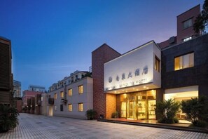 Exterior - Shanghai Nanquan Hotel (First Department Store Tangqiao Metro Station Branch) (Shanghai)