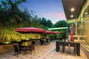 Outdoor dining - Holiday Inn Shanghai Hongqiao Central (Shanghai)