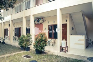 Outdoor dining - OYO 2914 Teratai Guest House (Pogung Lor)