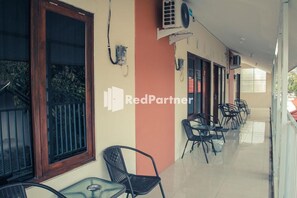 Terrace/patio - OYO 2914 Teratai Guest House (Pogung Lor)