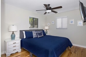 3 عدّة غرف نوم وخدمة الإنترنت وملاءات أسرّة