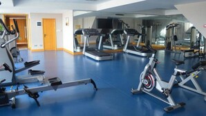 A gym with treadmills, stationary bikes, and rowing machines. - Jinling Huifu Hotel (Yangzhou)