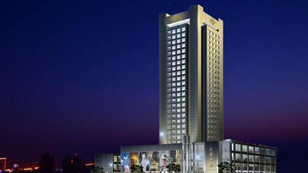 A tall, modern building with a rectangular shape and a flat roof. - Jinling Huifu Hotel (Yangzhou)