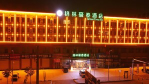Un hôtel doté d’une façade moderne et d’une enseigne lumineuse.