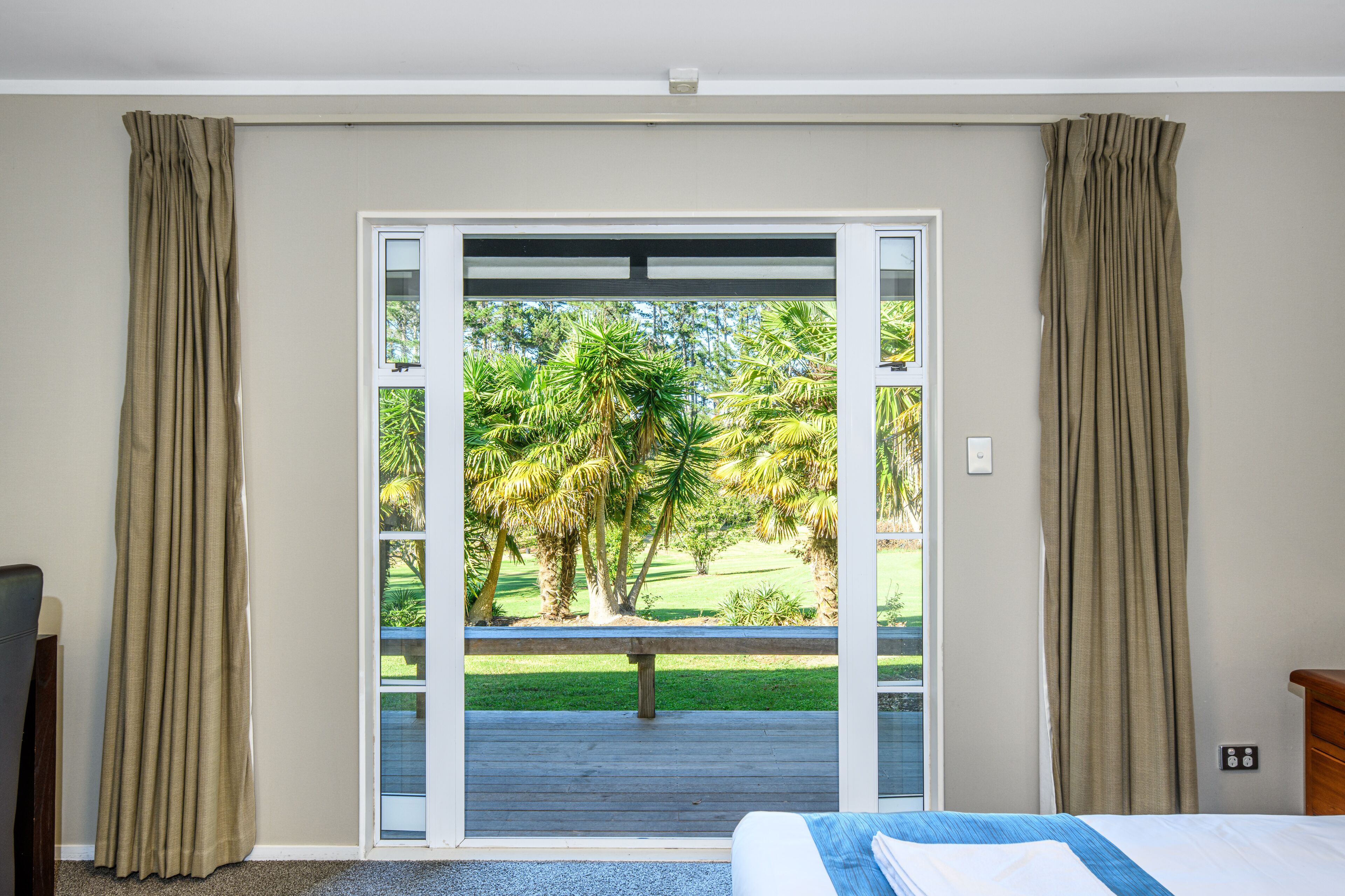 ファミリー ルーム | デスク、ノートパソコン  用作業スペース、アイロン / アイロン台、WiFi (無料)