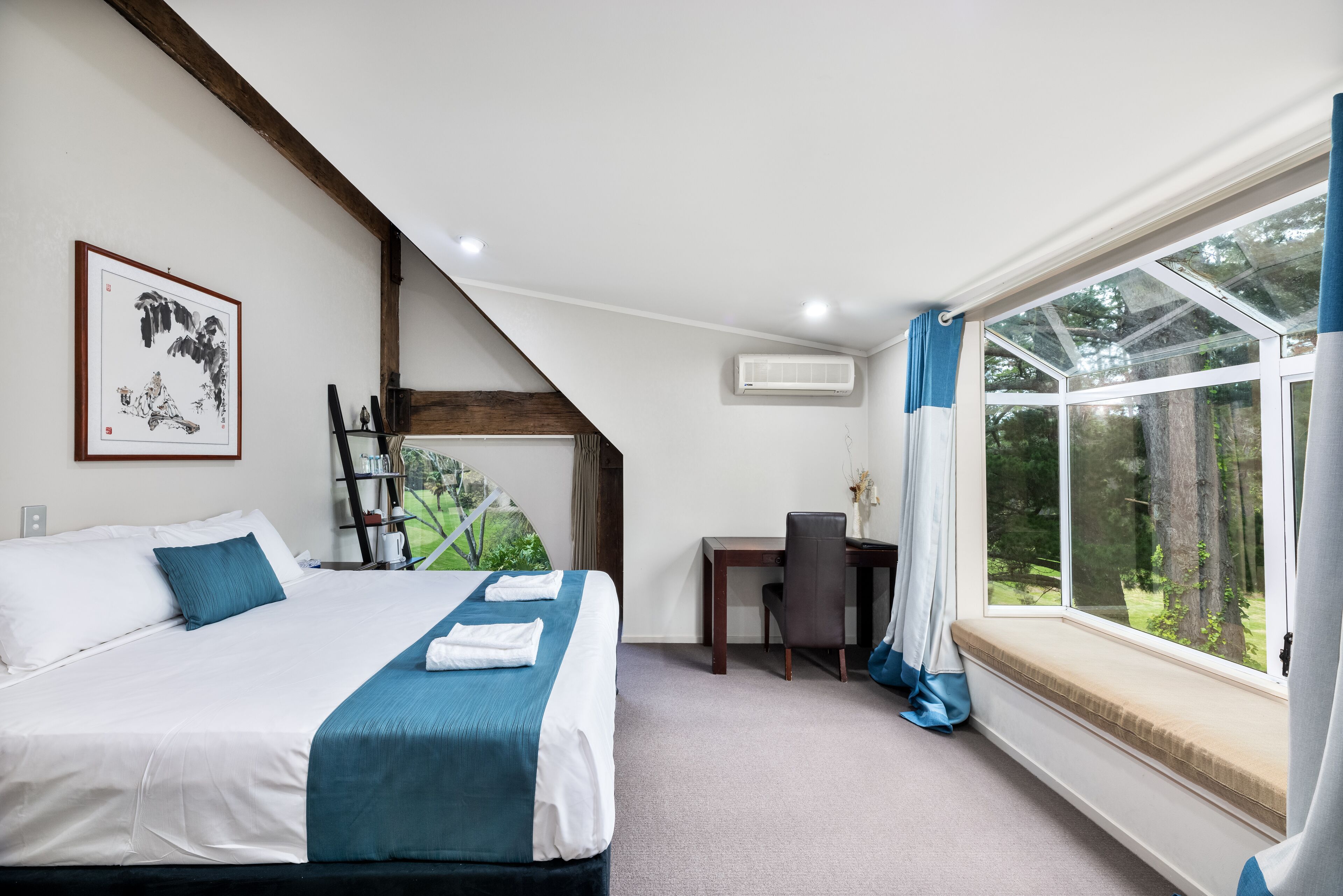 Studio (King) | Schreibtisch, laptopgeeigneter Arbeitsplatz, Bügeleisen/Bügelbrett