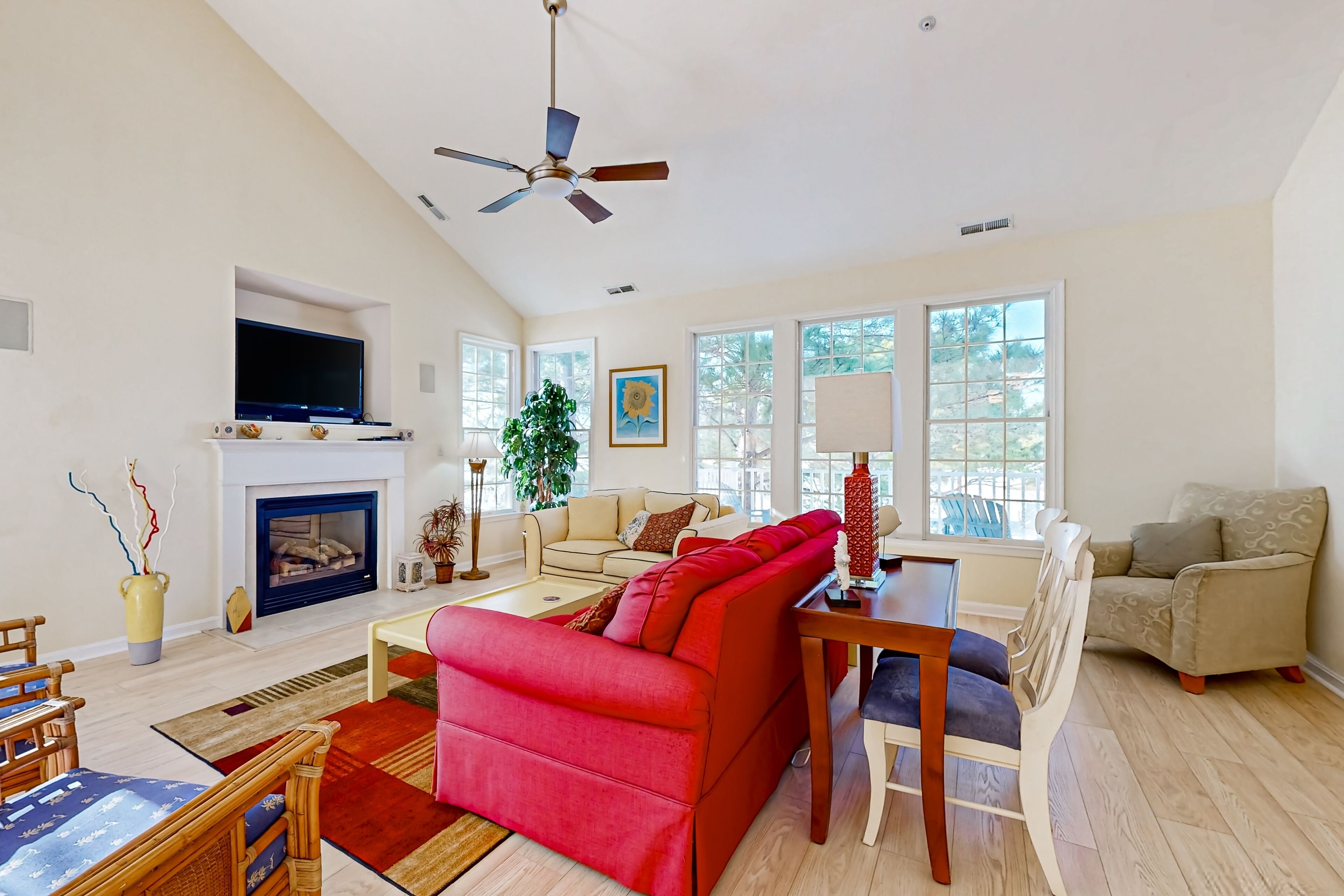 Fernseher, Kamin, DVD-Player, Videothek