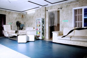 Lobby sitting area - Nora Hotel (Cotonou)