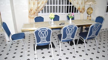Daily continental breakfast (EUR 7.63 per person)