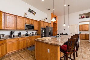 Kjøleskap, mikrobølgeovn, ovn og kokeplater