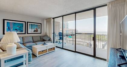 Sea Colony Ocean 2nd-floor condo with elevator and gym near beach