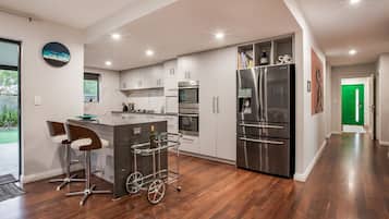 Microondas, horno, parrilla de estufa y lavavajillas