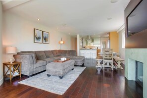 Smart TV, fireplace