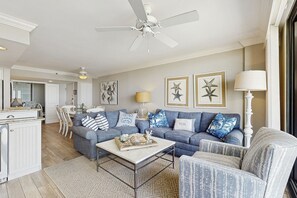 Een televisie, een dvd-speler en een filmbibliotheek