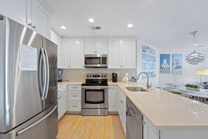 Jääkaappi, mikroaaltouuni, uuni, liesi