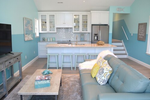 Sleeps 10 - 3 bedroom, 2 bath, beach chairs, tags, very close to beach/boardwalk