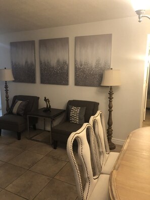 Interior - Ground level 2 bedroom condo in quiet neighborhood (Scottsdale)