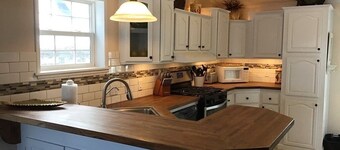 Charming, Peaceful, Lakeside Retreat Lic1996