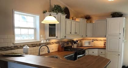 Charming, Peaceful, Lakeside Retreat Lic1996