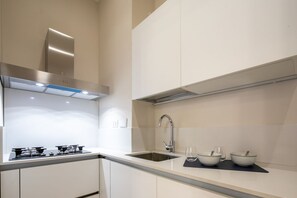 Een koelkast, een oven, een kookplaat, een vaatwasser