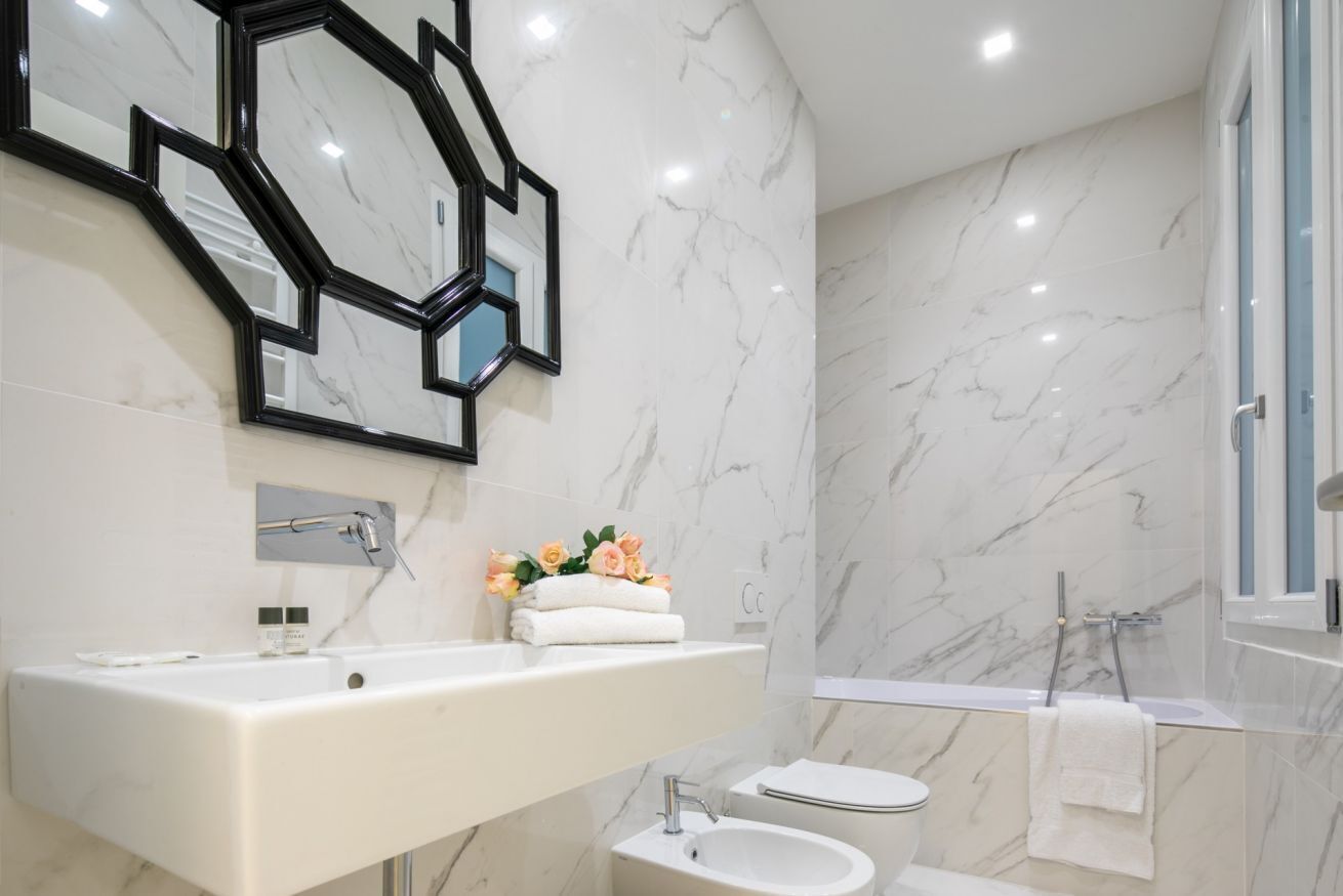 Dusche, Whirlpool, Haartrockner, Bidet