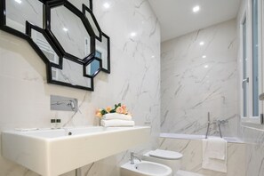 Douche, baignoire Ă jets, sĂšche-cheveux, bidet