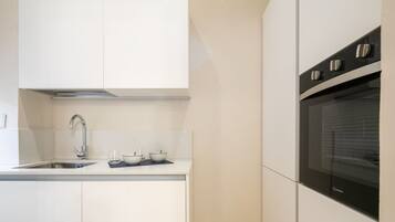 Frigorifero, forno, piano cottura, lavastoviglie