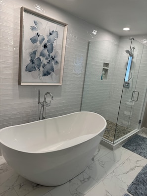 Shower, hair dryer, towels, soap - Remodeled 5bed-3bath up to 14 family members on the lake. Give them the best! (Clear Lake)