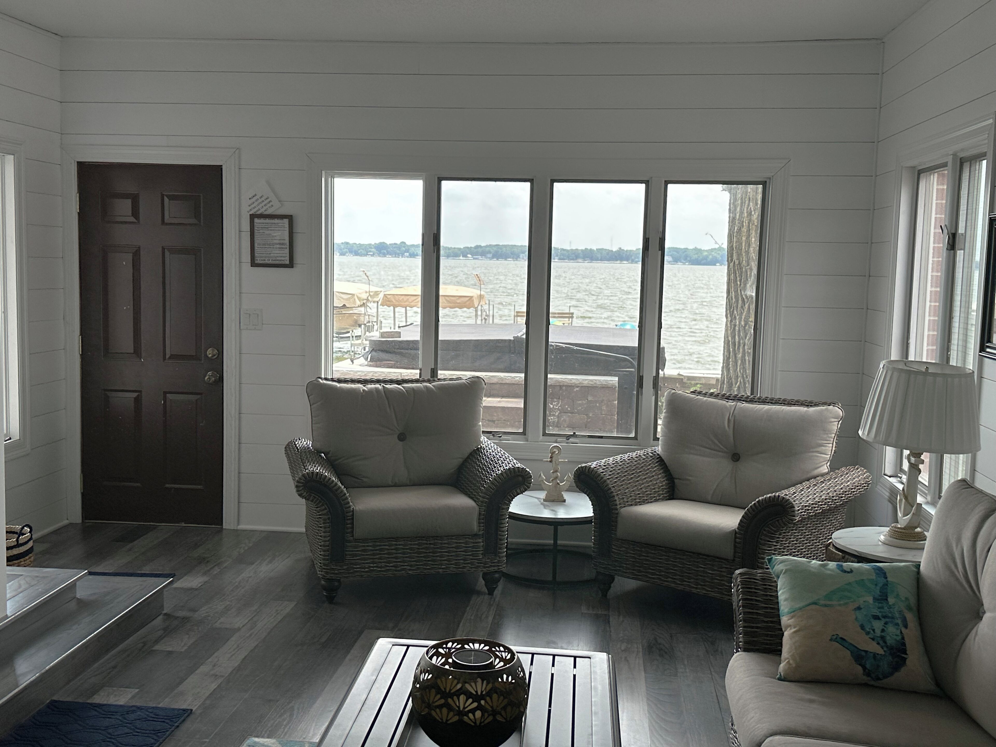 Smart TV, chimenea y libros 