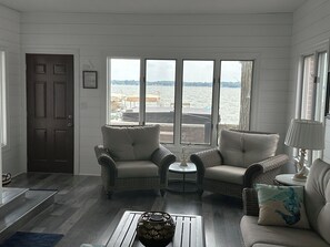 Smart TV, fireplace, books - Remodeled 5-bedroom 3-Bath house for your family fun! (Clear Lake)