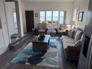 Smart TV, fireplace, books - Remodeled 5-bedroom 3-Bath house for your family fun! (Clear Lake)