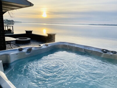 Remodeled 5bed-3bath up to 14 family members on the lake. Give them the best! 