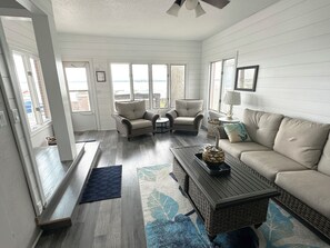 Smart TV, fireplace, books - Remodeled 5-bedroom 3-Bath house for your family fun! (Clear Lake)