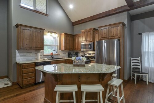 7BR Retreat - Arcade, Pools, Near Lake & Landing!