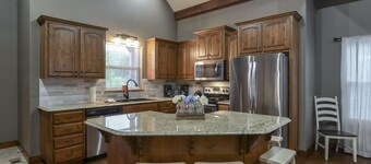 7BR Retreat - Arcade, Pools, Near Lake & Landing!