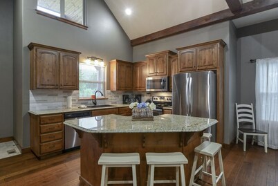 7BR Retreat - Arcade, Pools, Near Lake & Landing!