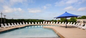 7BR Retreat - Arcade, Pools, Near Lake & Landing!