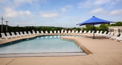 7BR Retreat - Arcade, Pools, Near Lake & Landing!