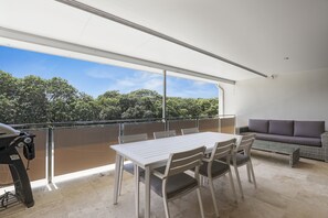 Outdoor dining - Large, comfortable, one level apartment in central Point Lookout. Walk... (Point Lookout)