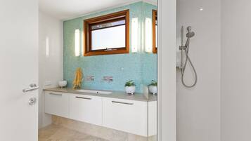 Shower, towels