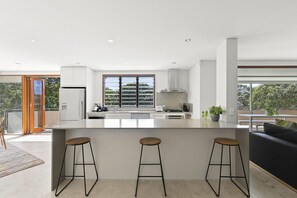 Fridge, microwave, oven, stovetop - Large, comfortable, one level apartment in central Point Lookout. Walk... (Point Lookout)