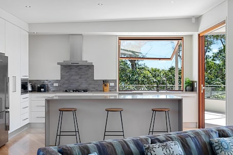 Fridge, microwave, oven, stovetop. Penthouse apartment in central Point Lookout. Walk to beach.