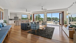 Un'ampia zona giorno con cucina, zona pranzo e balcone con vista.