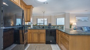 冷蔵庫、電子レンジ、オーブン、コンロ