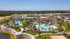 Un quartier résidentiel doté d’une grande piscine, de plusieurs maisons et d’une pelouse bien entretenue.